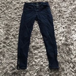 JUST BLACK Blue skinny jeans with zippers at bottom